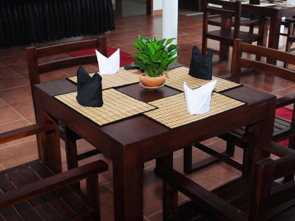 Sihilro Regency Hotel Udawalawe Luaran gambar